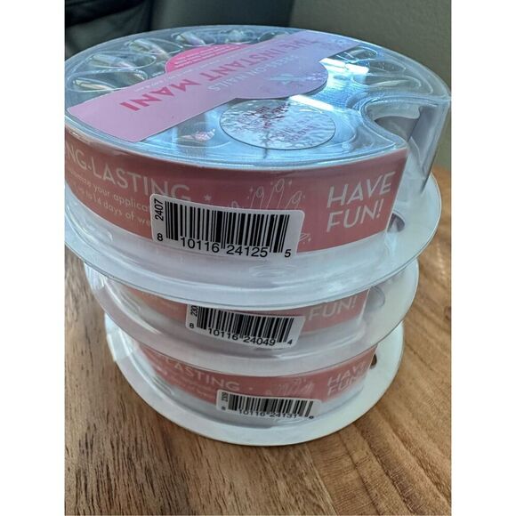 Olive & June The Instant Mani 3 Pack of Press on Nails New Short and Extra Short - Picture 3 of 3